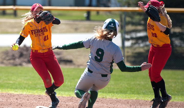 Early Starts Lead Wayne State Past Bulldogs In GLIAC Softball Action