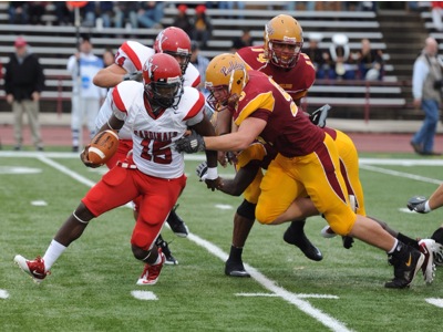 The Bulldogs come after SVSU quarterback Charles Dowdell (Photo by Ed Hyde)