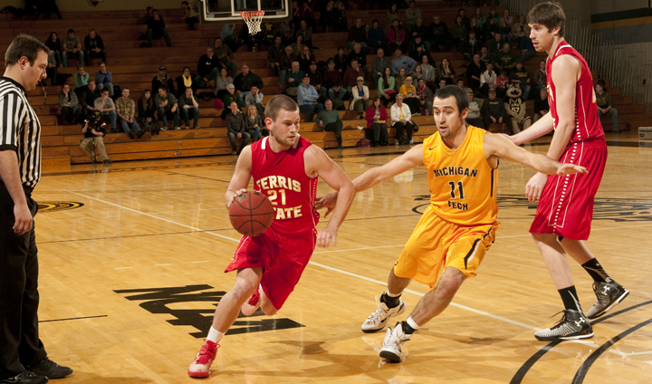 #19 Ferris State Receives Clutch Shooting To Win 13th-Straight & Stay Unbeaten In GLIAC