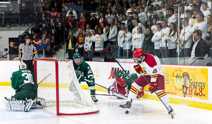 Binkley's Game-Winner In OT Lifts #19 Bulldogs To Win In First WCHA Home Contest