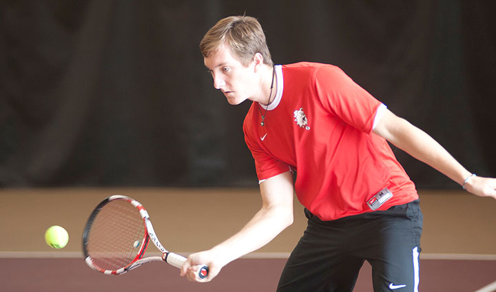 Men's Tennis Suffers First Conference Loss In Road Encounter