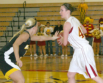 The Bulldogs' Tricia Principe looks over the defense against MTU (Photo by Sandy Gholston)