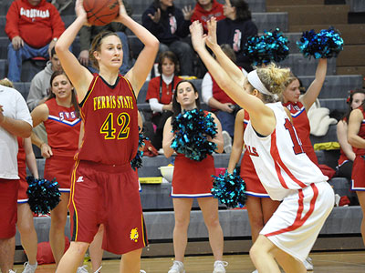 FSU's Tricia Principe looks for an open teammate at SVSU (Photo by Rob Bentley)