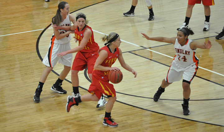 Women's Basketball Pulls Out Close League Road Win