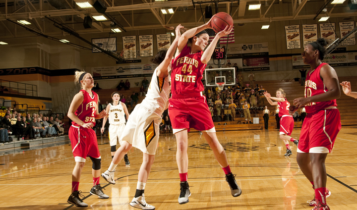 #23 Michigan Tech Uses Big Second Half To Comeback & Beat Bulldogs In Women's Action