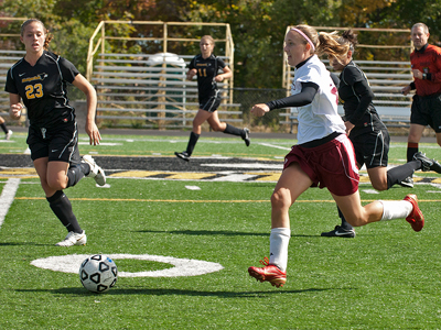 Megan Stec's goal was the first of three straight for the Bulldogs in their 3-2 victory at Michigan Tech Sunday.
