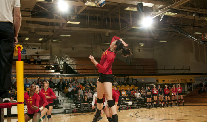 Ferris State Volleyball Holds Onto First Place In GLIAC With Victory