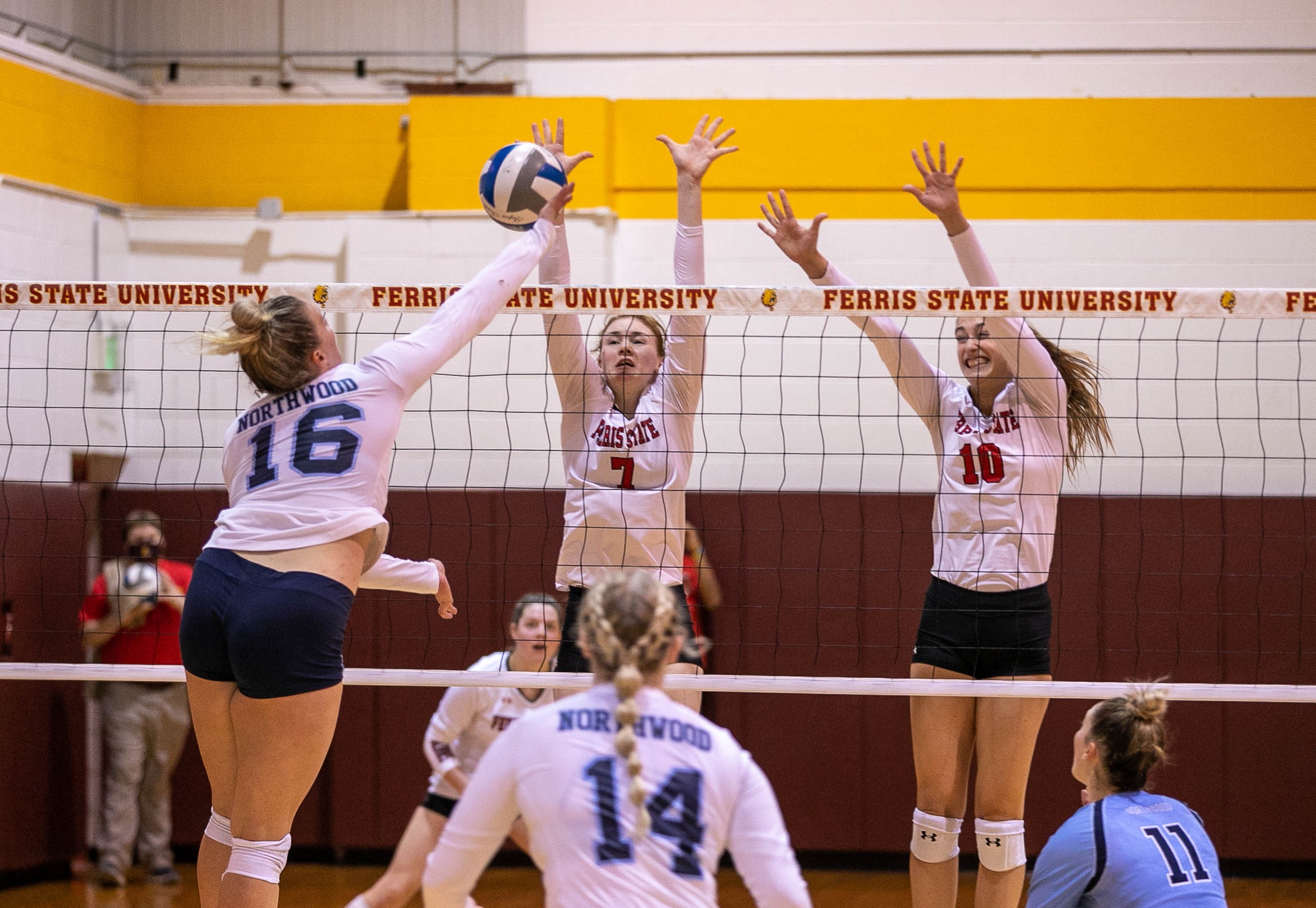 Ferris State Volleyball Beats Northwood In GLIAC Home Encounter